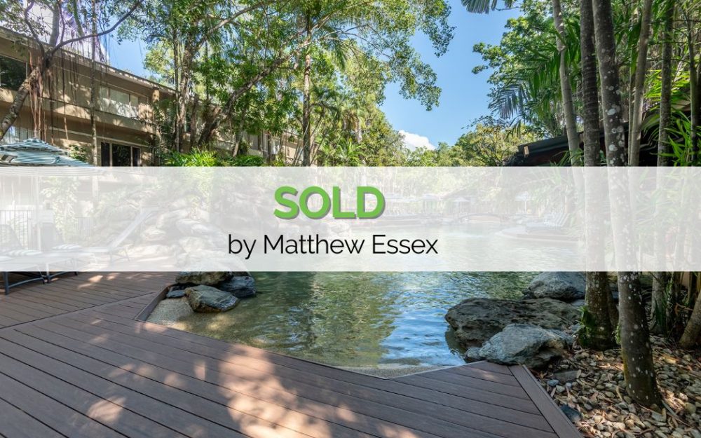 GROUND FLOOR CORNER UNIT WITH TROPICAL PATIO